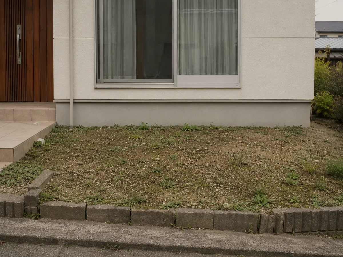 玄関前の花壇づくりの前。雑草まじりの前庭