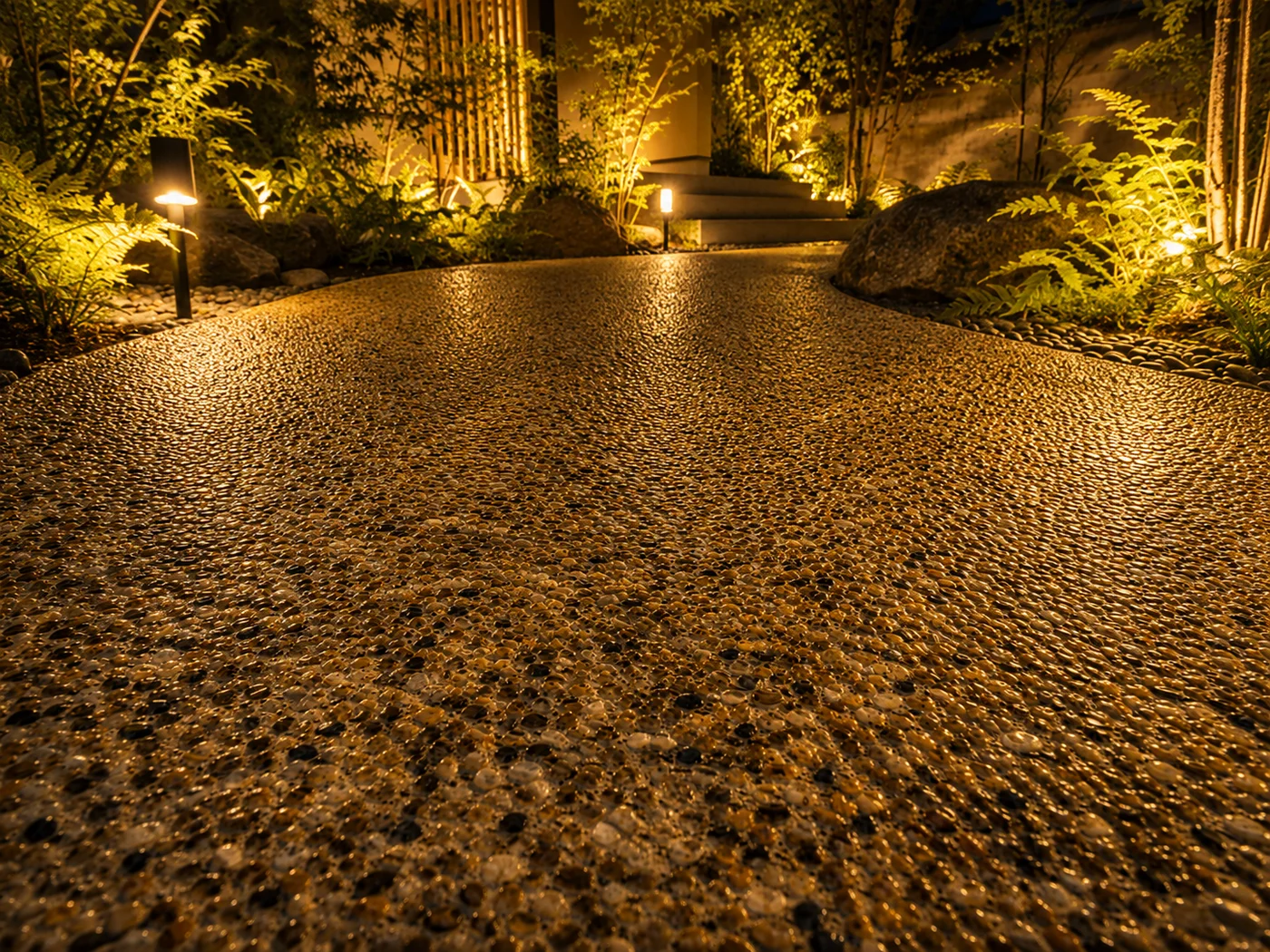 Piso de concreto com acabamento lavado (iluminado de noite)