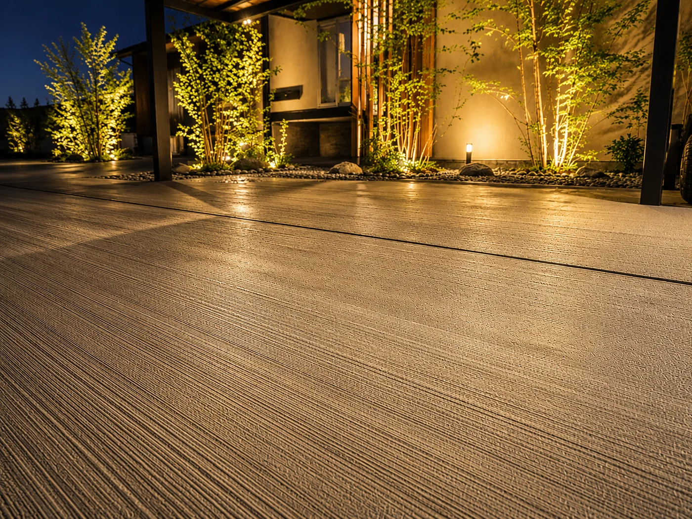 Piso de concreto com acabamento vassourado (iluminado de noite)