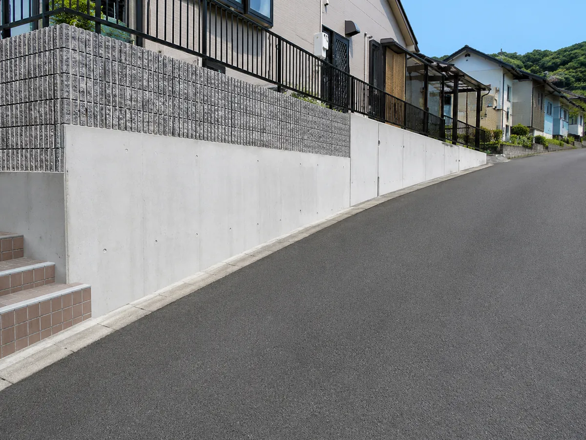 門柱まわりのタイル土間の施工事例