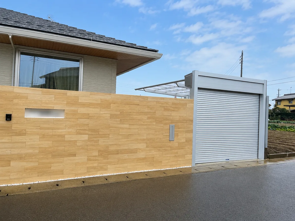 木目門柱シャッターの施工事例